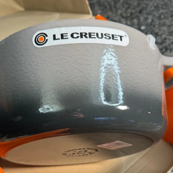 Le Creuset Flint Oyster Cast Iron Dutch Oven Cocotte 7.25 Qrt NEW - Picture 14 of 16